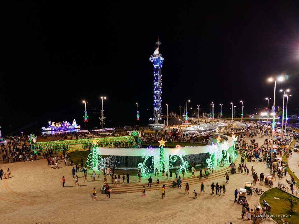 Público em massa prestigiou o acendimento do Mirante Edileusa Lóz, Parque do Rio Branco e Orla Taumanan, na noite de sábado, 26 (Divulgação/Semuc)