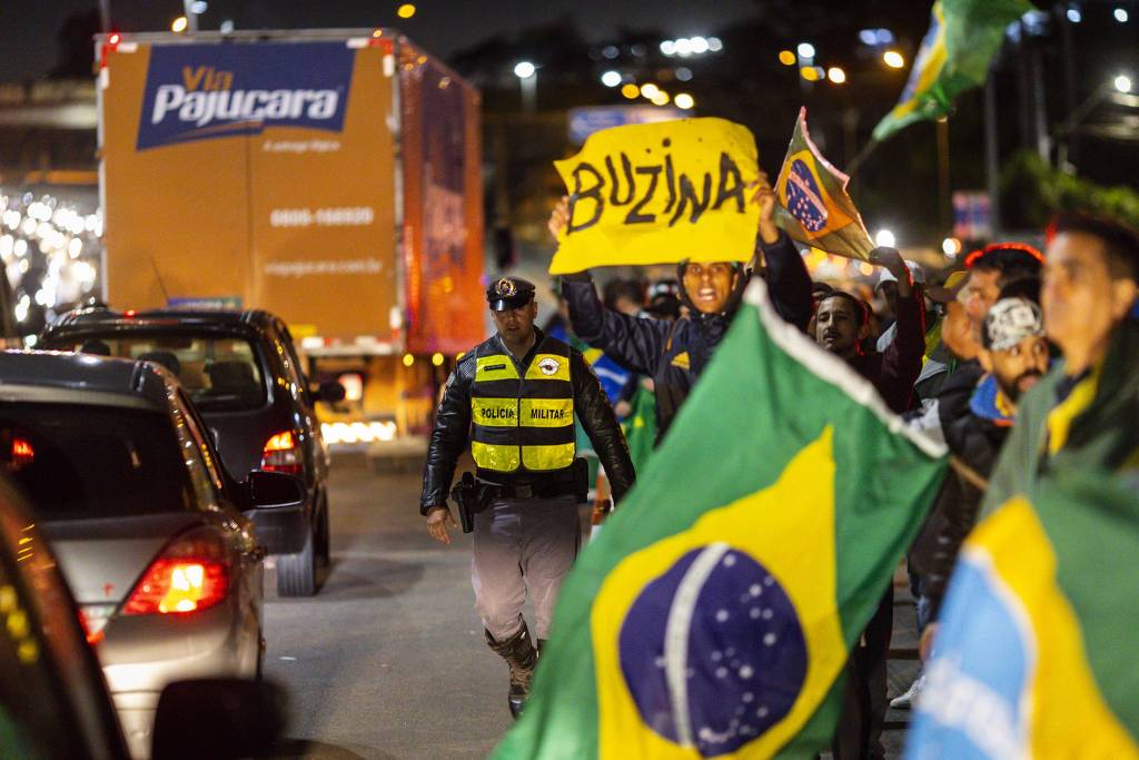 Bloqueio na rodovia Raposo Tavares, no início de novembro (Bruno Santos/Folhapress)