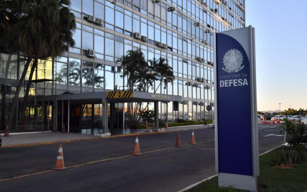 Militar da FAB mata colega com tiro na cabeça em prédio do Ministério da Defesa, em Brasília