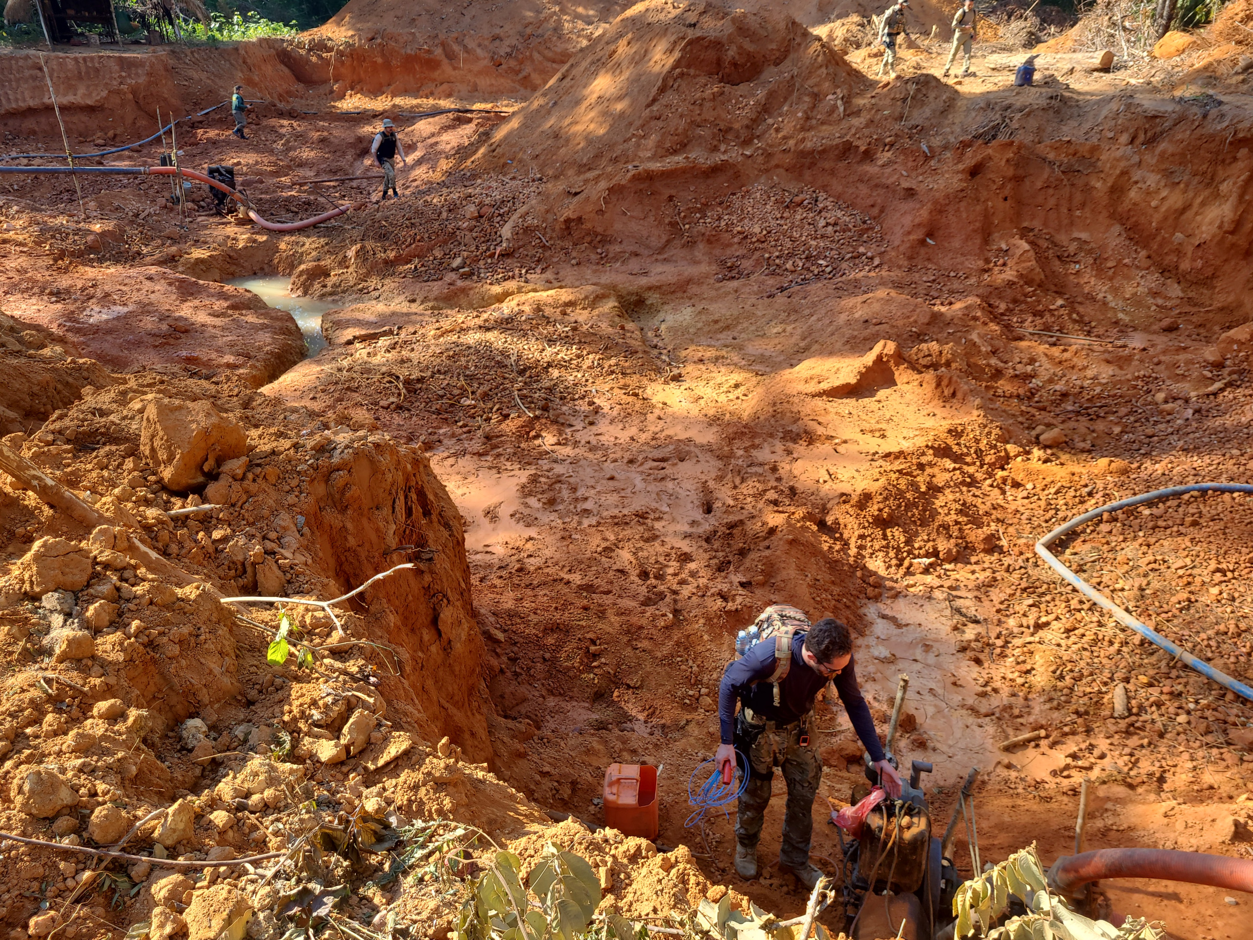 Polícia Federal descobre acampamentos e balsas de garimpo em terras indígenas de Rondônia