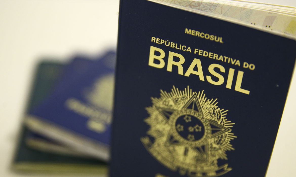 Secretário do ME promete liberar R$ 37 milhões para retomar emissão de passaportes no País