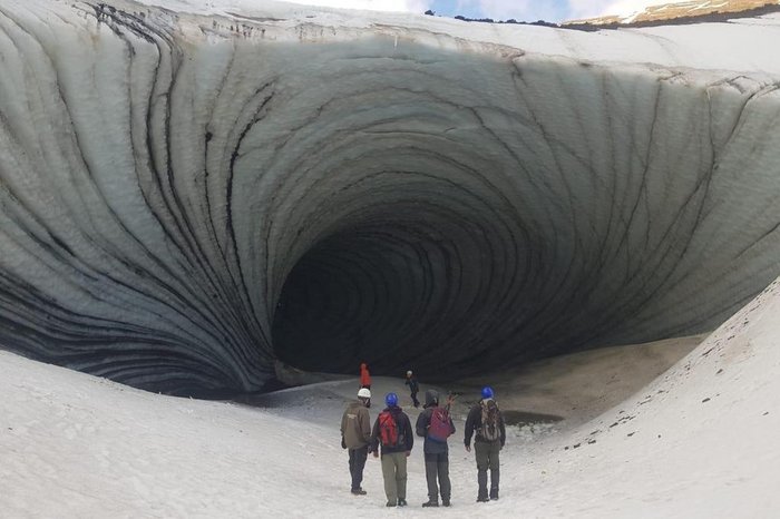 Na Argentina, placa de gelo se desprende do alto de uma caverna e mata turista brasileiro