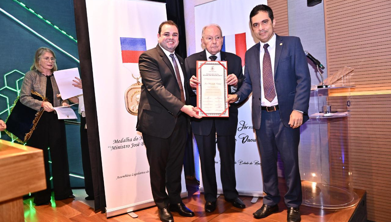 Ex-ministro Bernardo Cabral recebe no RJ honraria da Assembleia Legislativa do Amazonas