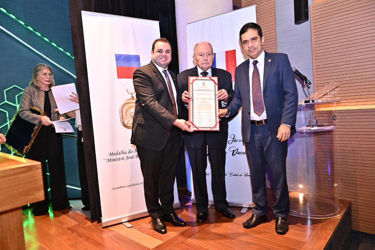 Ex-ministro Bernardo Cabral recebe no RJ honraria da Assembleia Legislativa do Amazonas