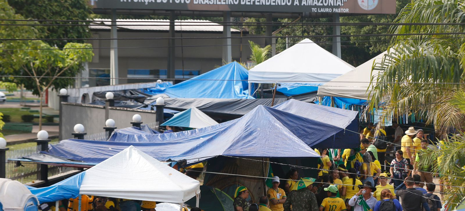 Os extremistas estão acampados na frente do Comando Militar da Amazônia (CMA) e tentam impedir que o presidente eleito democraticamente Luís Inácio Lula da Silva (PT), seja empossado (Ricardo Oliveira/Revista Cenarium)