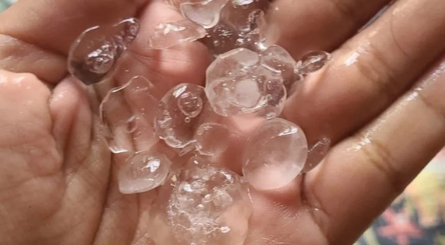 Bairros de municípios do Rio de Janeiro foram atingidos por temporal e chuva de granizo nessa terça-feira