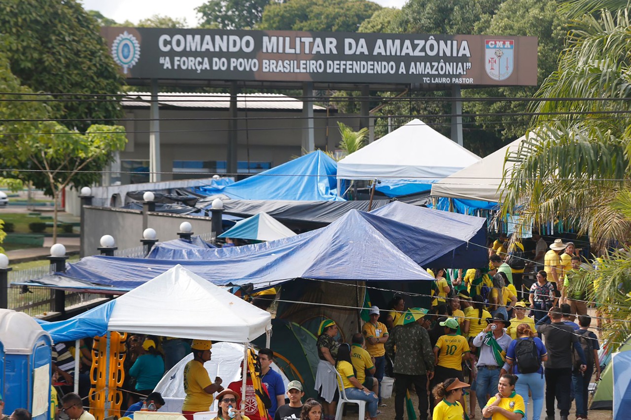 Bolsonaristas atacam jornalistas e ofendem repórter com palavrões; apoiadores de protestos se calam