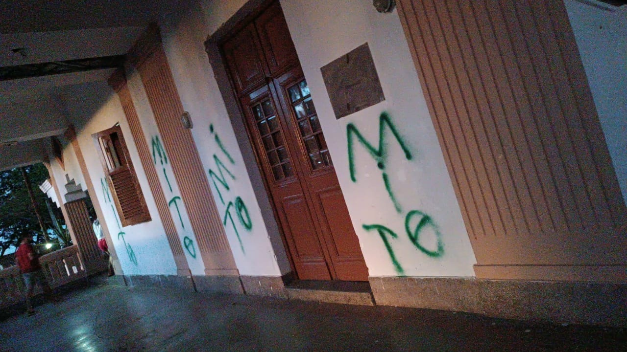 Incêndio e símbolo nazista: centro do MST é atacado por grupo de extrema-direita