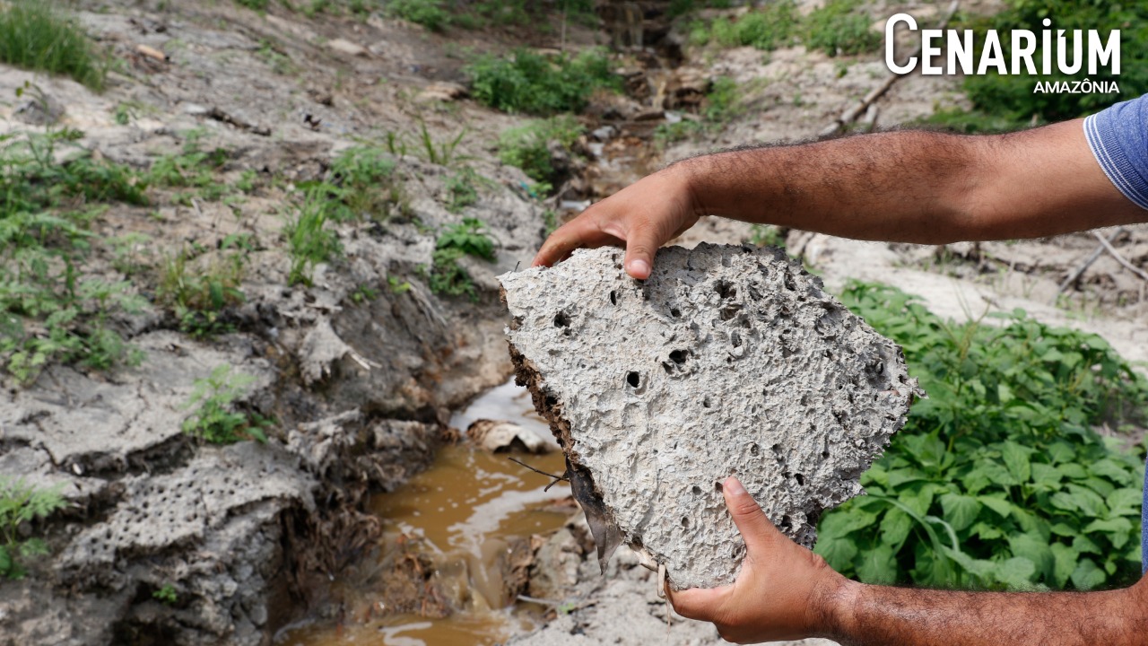 No AM, despejo de resíduos polui lago e transforma solo em ‘papelão’