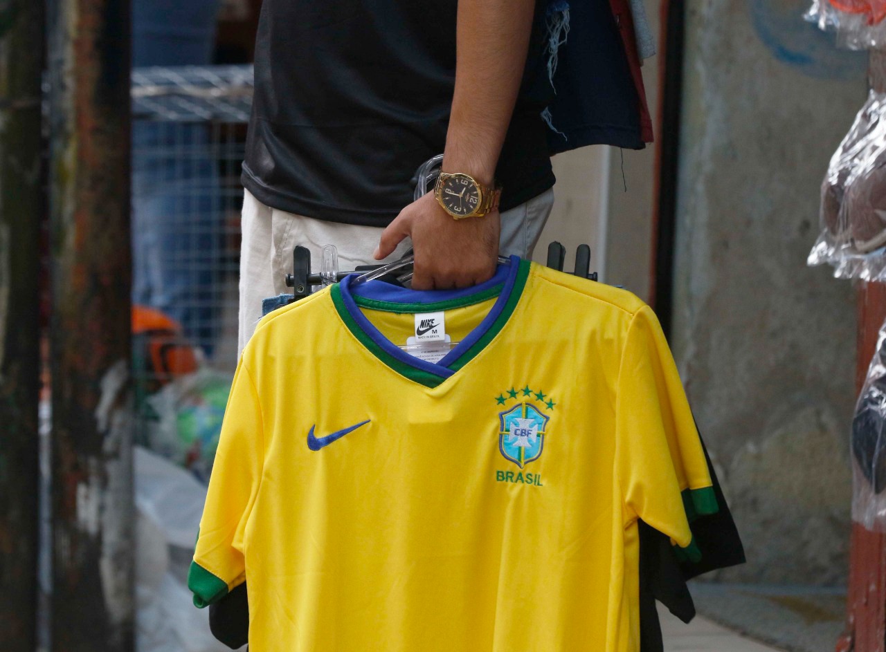 Copa do Mundo: política e desempenho da Seleção Brasileira nos jogos impactam na venda de camisas