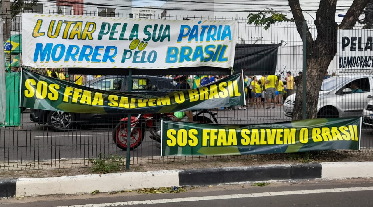Em Manaus, faixas de ato antidemocrático em via pública geram risco de acidente