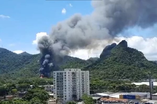 No RJ, incêndio atinge cenário de novela da Globo; veja o vídeo