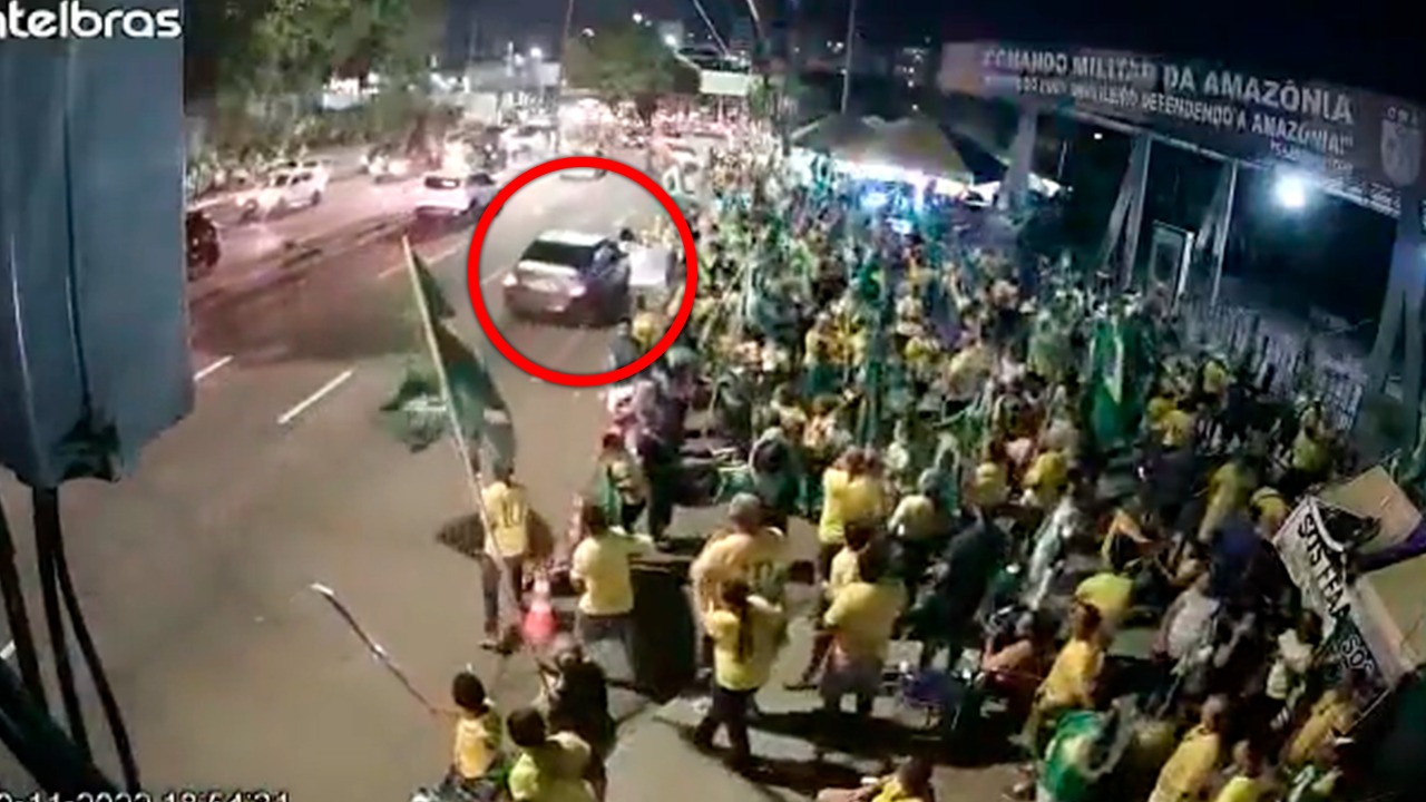 Câmeras de segurança flagram momento em que motorista 'joga' carro contra manifestantes (Reprodução)