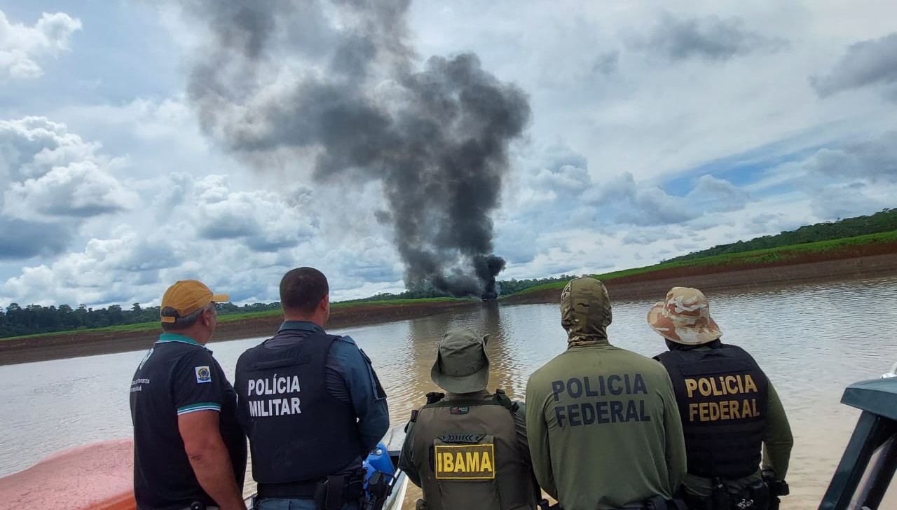 PF destrói balsa e equipamentos do garimpo ilegal na região de Itamarati, no Amazonas