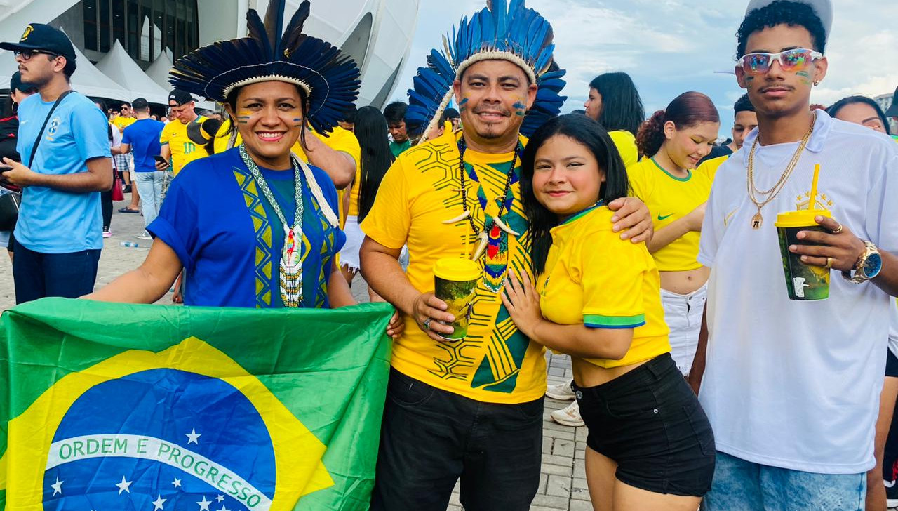 Família Munduruku realiza sonho de ver um jogo de Copa do Mundo no estádio: ‘Não tem como não torcer’