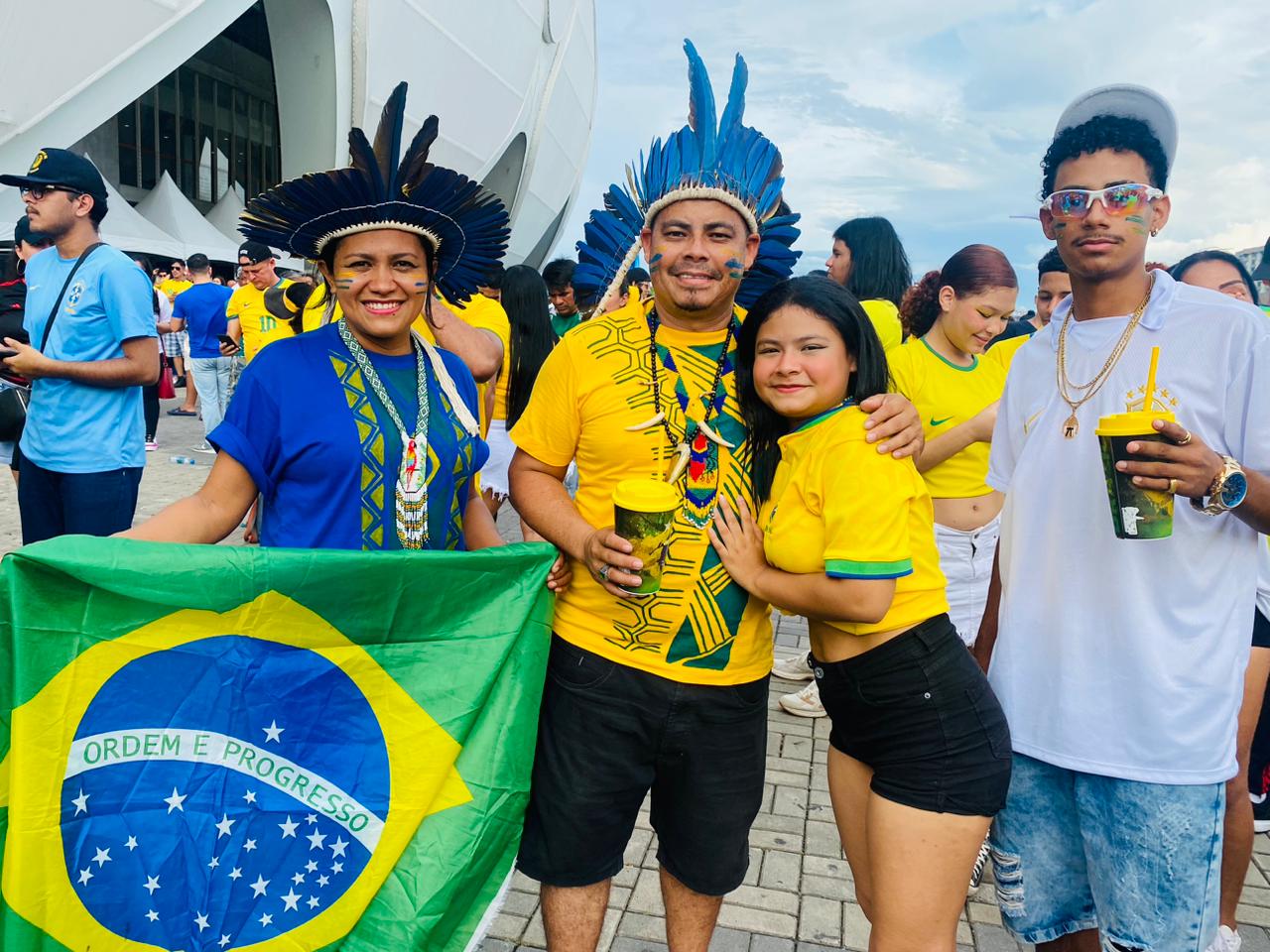 Família Munduruku realiza sonho de ver um jogo de Copa do Mundo no estádio: ‘Não tem como não torcer’