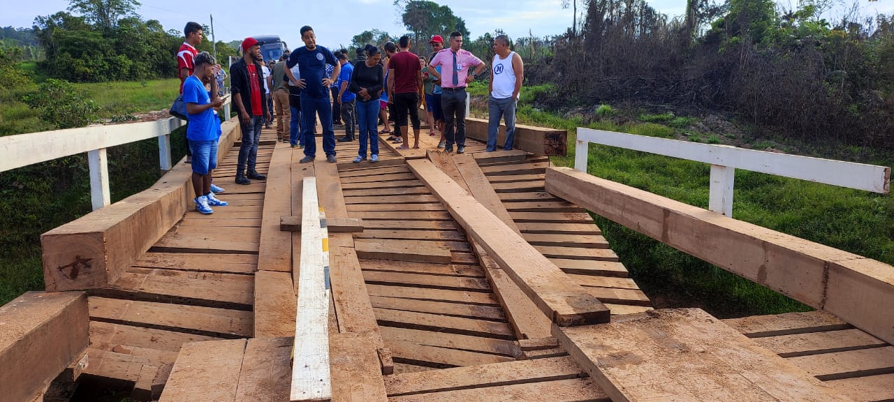 Ponte de madeira da BR-319 é serrada e torna travessia perigosa; ação criminosa é investigada