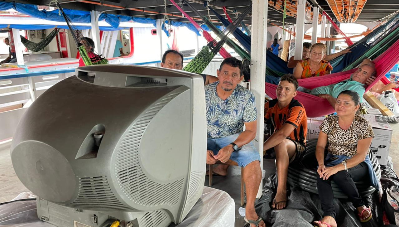 Torcedores do Amazonas assistem vitória da seleção brasileira no Porto de Manaus