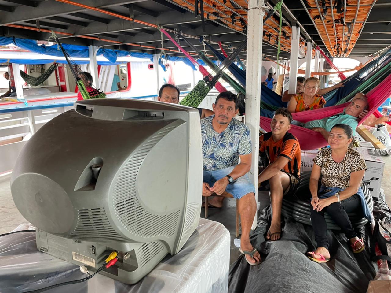 Torcedores do Amazonas assistem vitória da seleção brasileira no Porto de Manaus