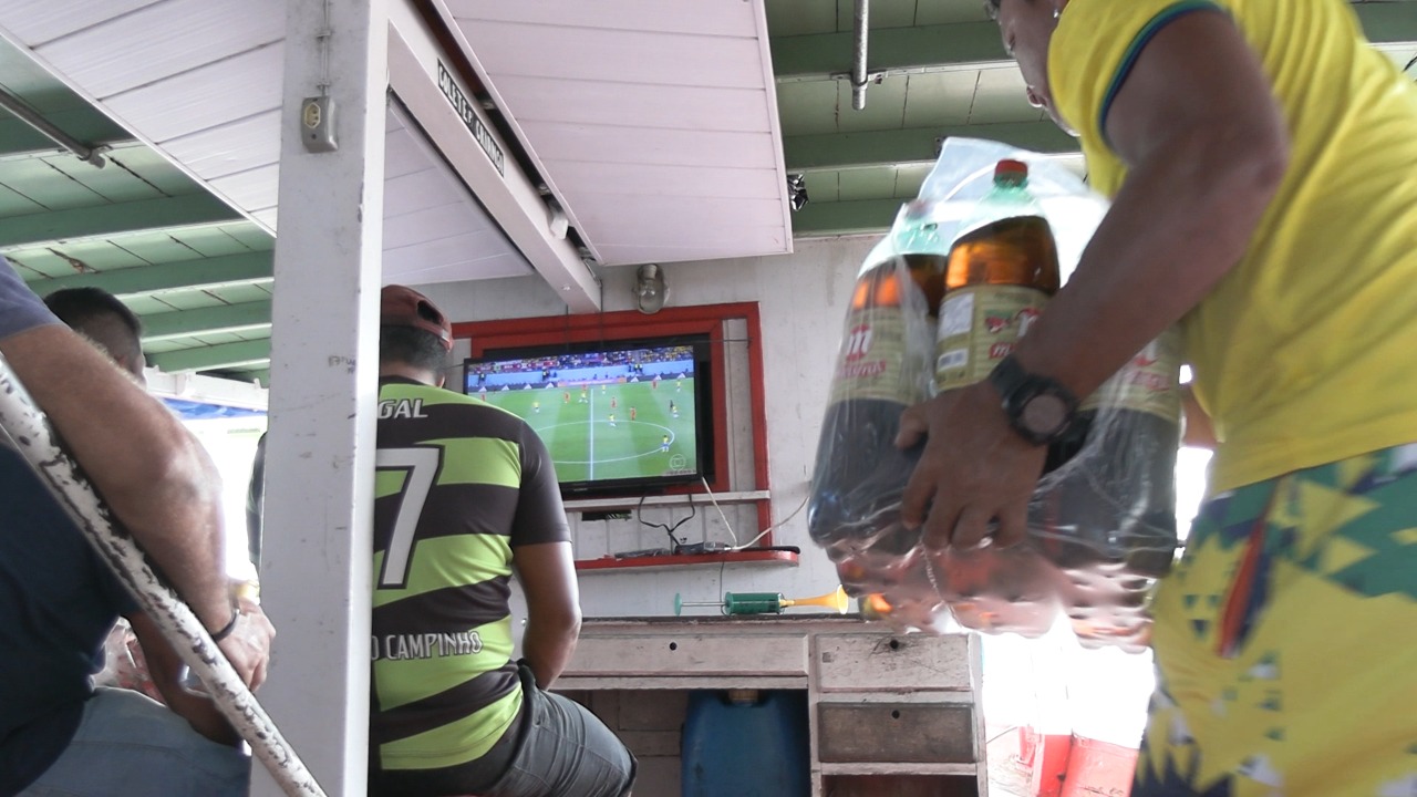 Amazonenses acompanham vitória do Brasil sobre a Suíça em barcos na orla de Manaus