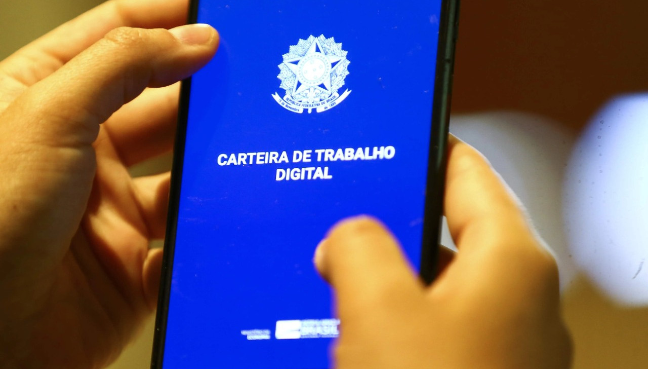 Taxa de desocupação segue em queda e chega a 8,3% em outubro, aponta IBGE