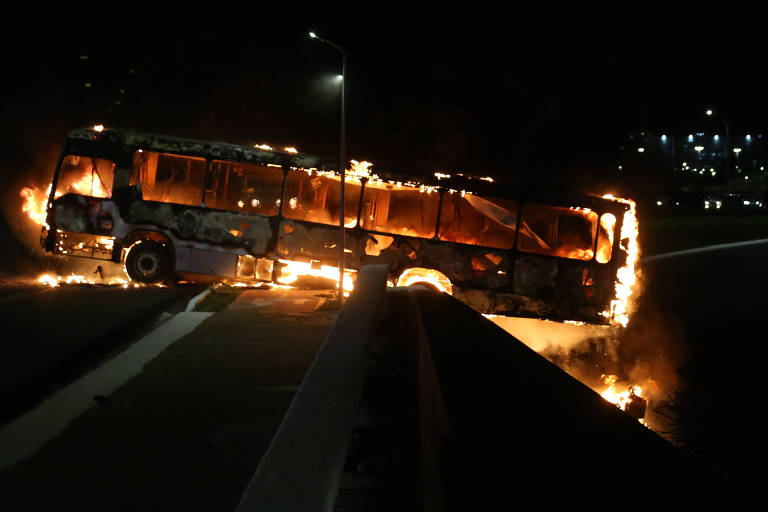 Manifestantes bolsonaristas entram em confronto com a polícia e promovem depredação após uma confusão inicada na sede da PF, em Brasília. (Pedro Ladeira/ Folhapress)