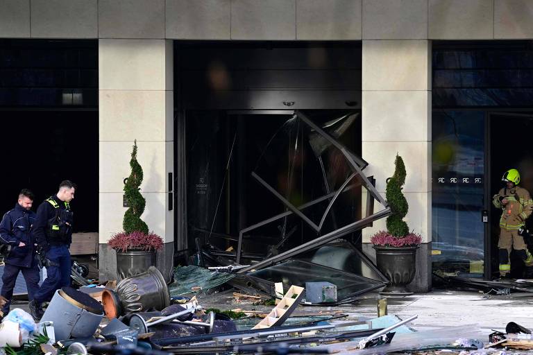 Na Alemanha, 1.500 peixes morrem após aquário cilíndrico explodir