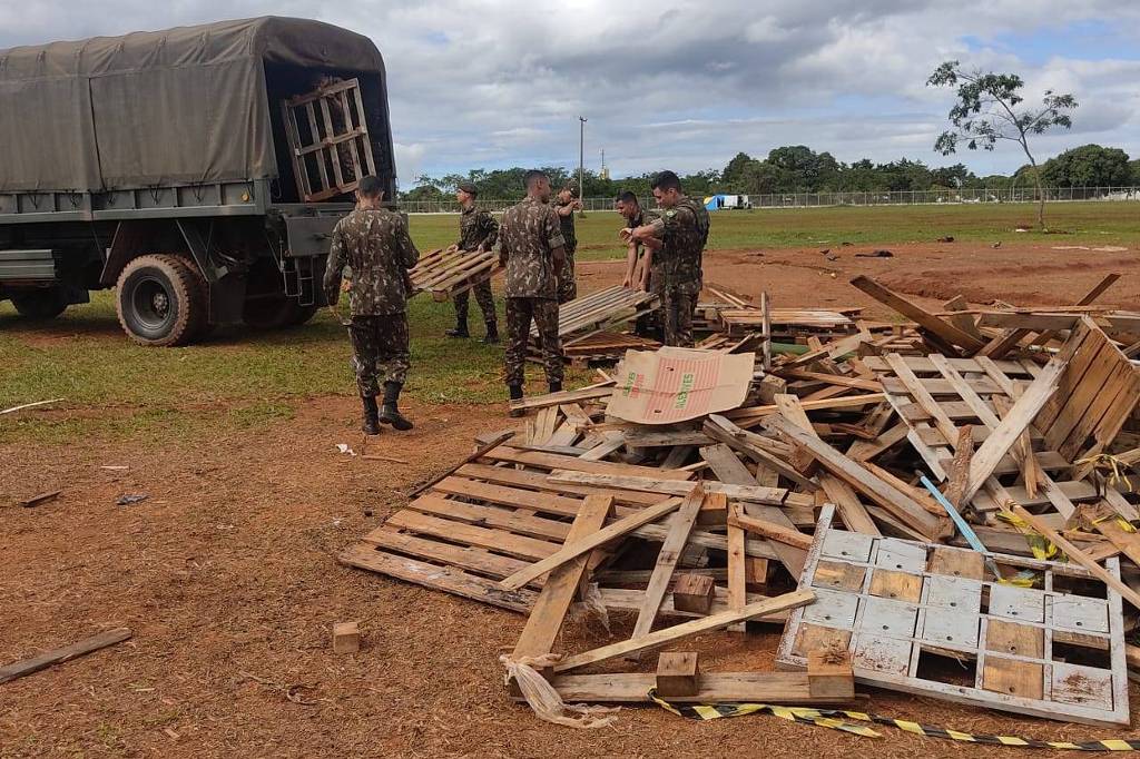 Manifestantes bolsonaristas resistem a desmonte de acampamento em Brasília