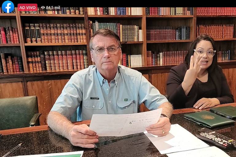 Bolsonaro mostra ‘emoção’ em live, condena atos terroristas e diz que mundo não acaba em 2023: ‘Faremos oposição’