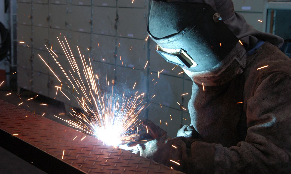 Fabricação de semi-reboque tanque de combustível. (Foto: Miguel Angelo)