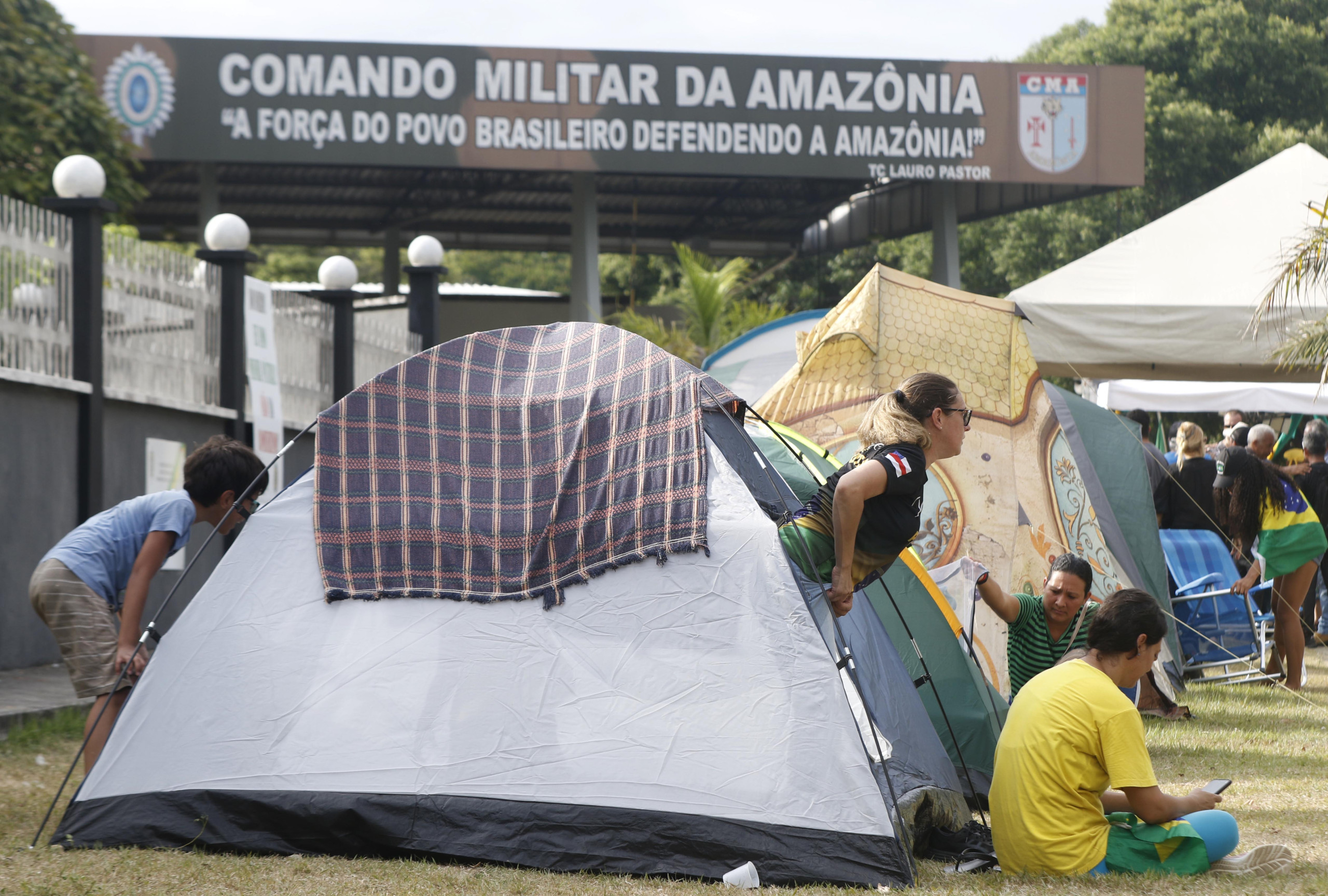 Mesmo após diplomação de Lula, manifestantes mantêm acampamento em frente ao Comando Militar da Amazônia
