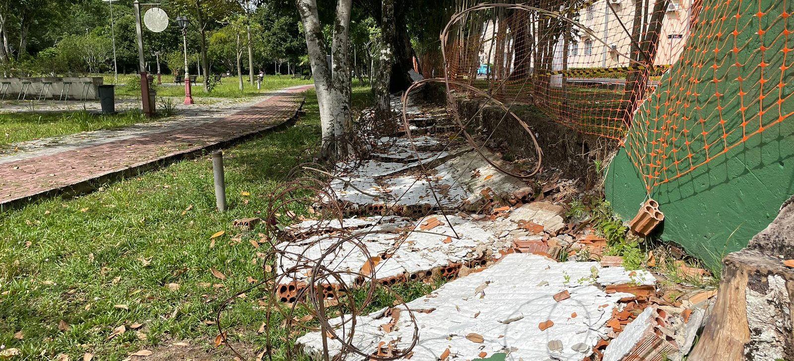 Muro da segunda parte do Parque dos Bilhares foi derrubado. (Ricardo Oliveira/ Revista Cenarium)