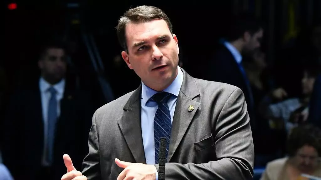 Flávio Bolsonaro afirma que pai não pensa em pedir intervenção militar: ‘Golpe nunca foi cogitado’