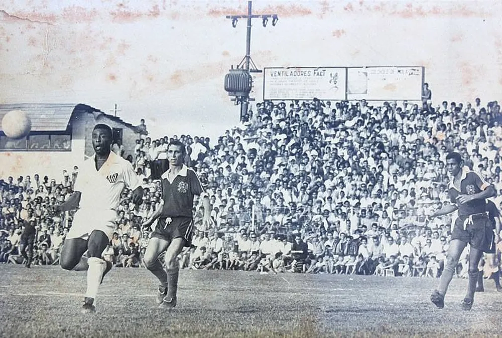 Na foto histórica, Pelé com o uniforme santista e jogadores do Nacional de Manaus, em partida que terminou com o placar de 2 a 1 para o 'peixe da Vila Belmiro' (Reprodução/Internet)