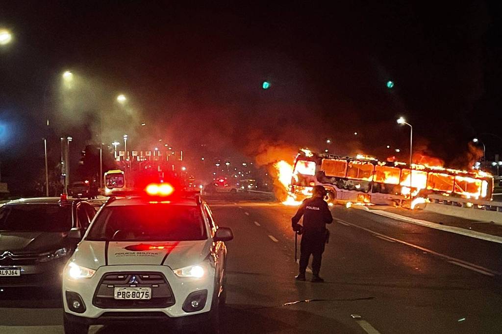 Manifestantes tentam libertar à força indígena bolsonarista preso na PF em Brasília