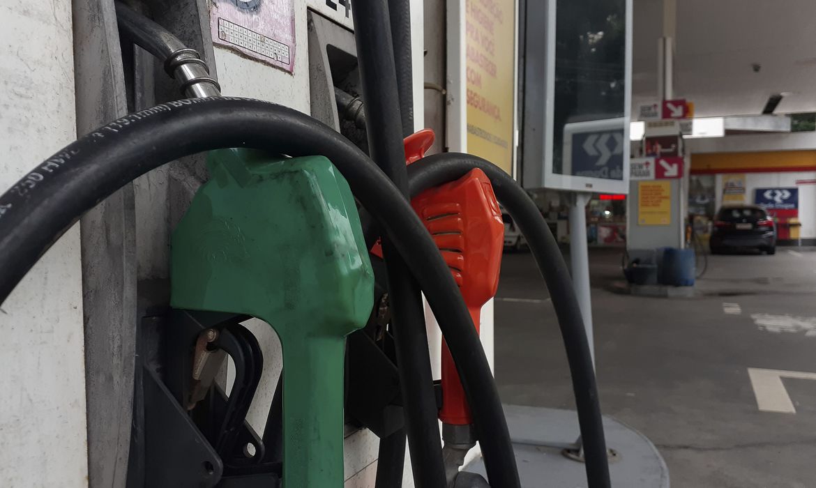 Os preços médios de venda do diesel A e da gasolina A para as distribuidoras será reduzido a partir de amanhã (7). (Fernando Frazão / Agência Brasil)