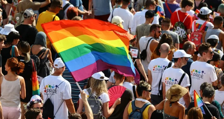 Parlamento da Escócia aprova lei que apoia transição de gênero