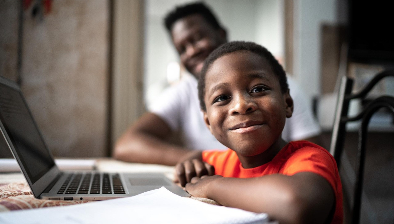 Um julgamento do Supremo Tribunal Federal (STF), em 2018, decidiu que os pais não podem se abster de matricular os filhos na escola e, portanto, não podem educá-los exclusivamente em casa (Reprodução/IStock)