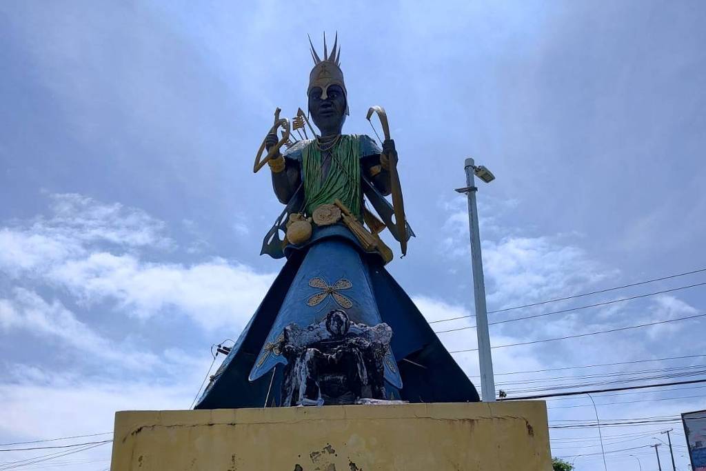 Em Salvador, escultura em homenagem à ialorixá Mãe Stella de Oxóssi é incendiada