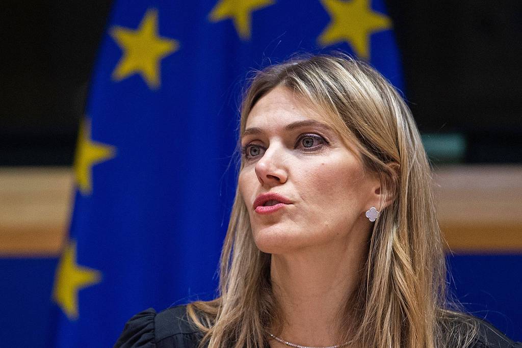 Eva Kaili, vice-presidente do Parlamento Europeu, discursa em cerimônia de premiação do European Book Prize, em Bruxelas (Eric Vidal/7.dez.22/União Europeia via AFP)