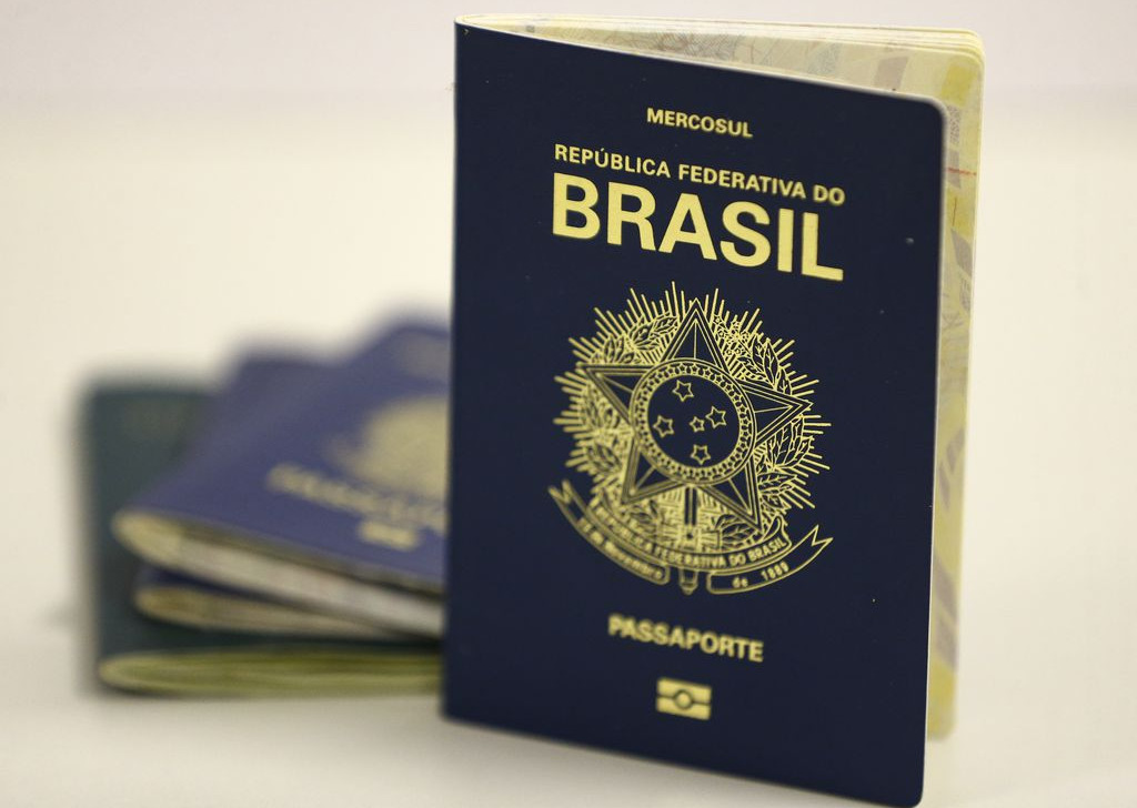 Polícia Federal volta a distribuir passaportes após normalizar emissão