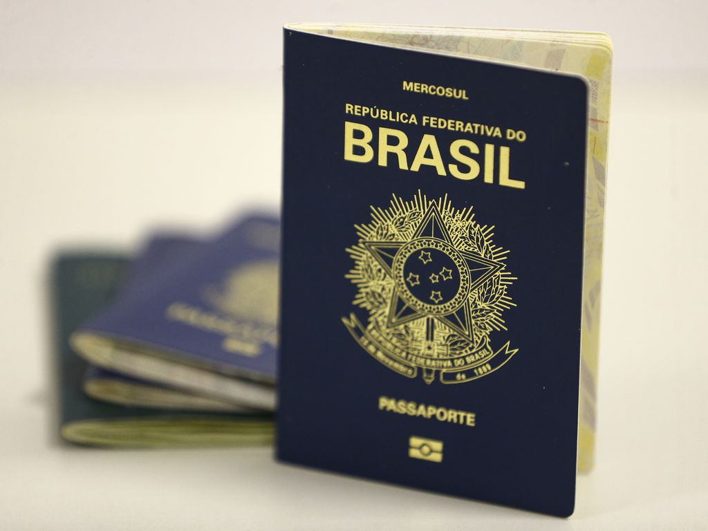 Polícia Federal volta a distribuir passaportes após normalizar emissão