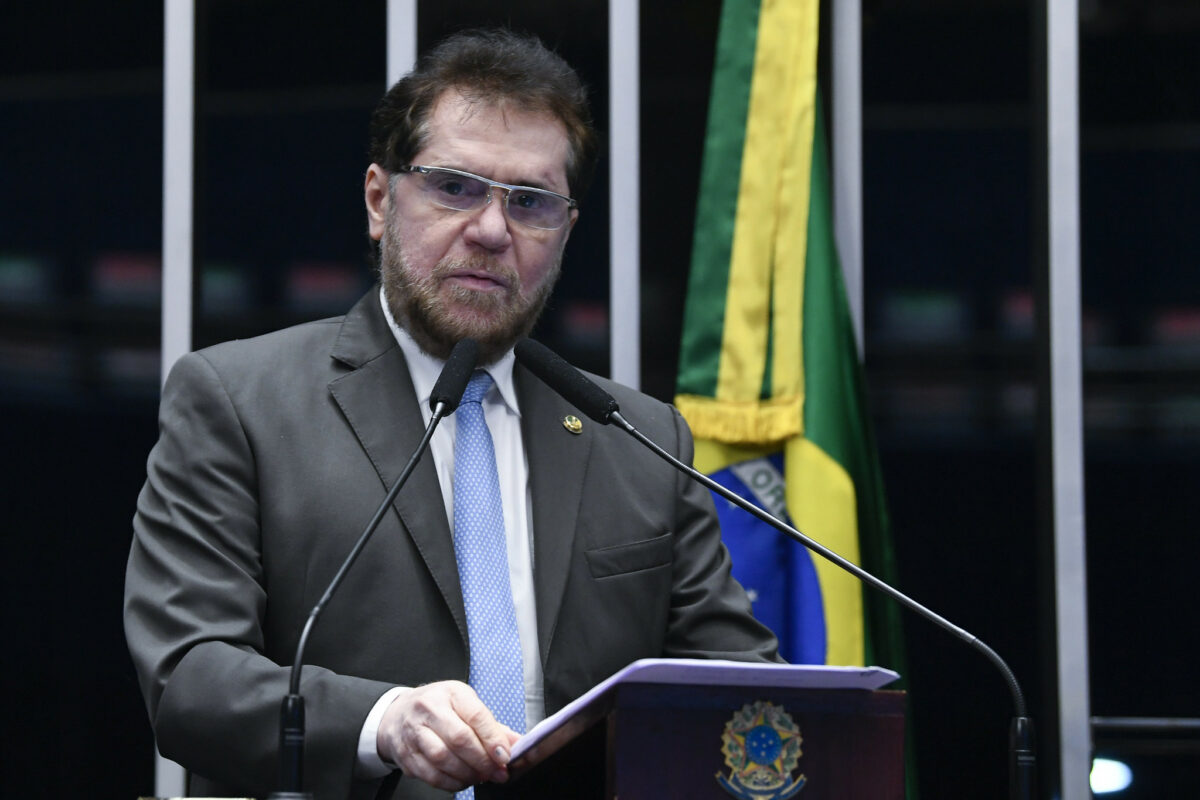 Internautas cobram Plínio Valério sobre cortes no orçamento da Ufam