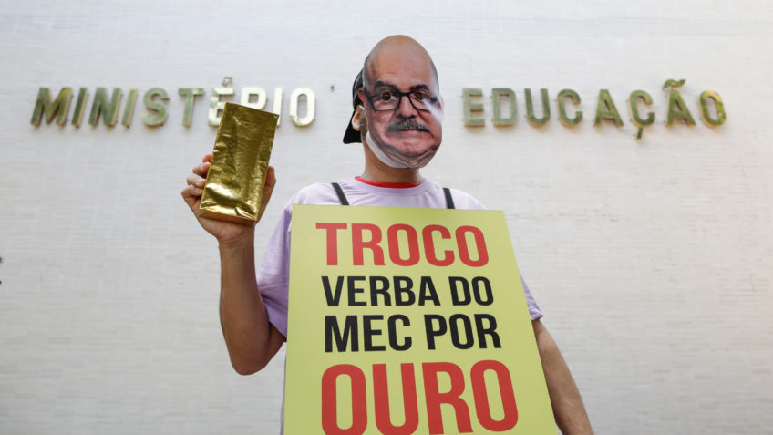 Servidores públicos e estudantes em manifestação na sede do Ministério da Educação, em Brasília (Sérgio Lima - 29.mar.2022)