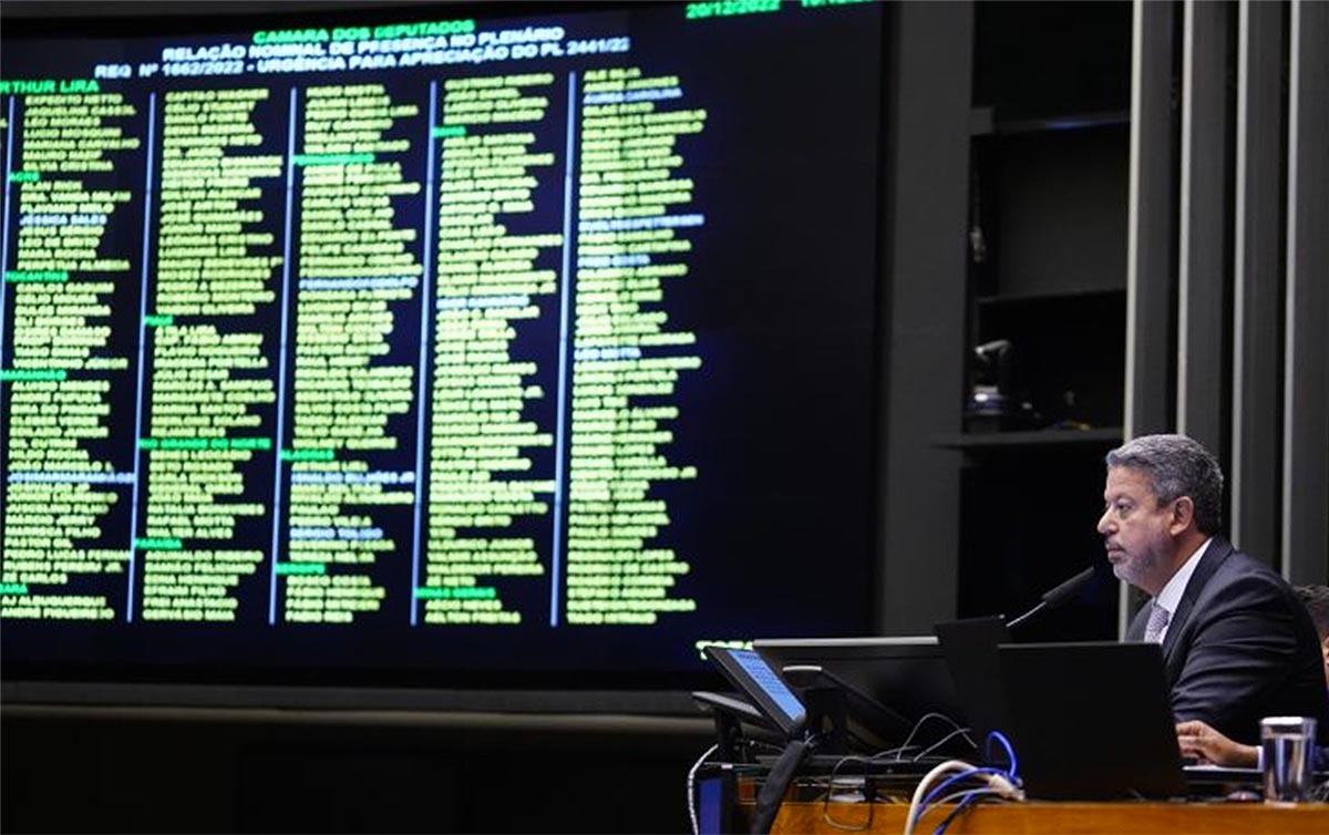 Câmara aprova PEC que amplia teto por um ano para Bolsa Família