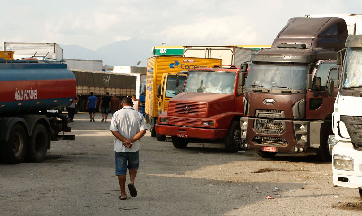 Caminhoneiros ainda ocupam trecho da rodovia Presidente Dutra, em Seropédica, Rio de Janeiro (Tomaz Silva/Agência Brasil)