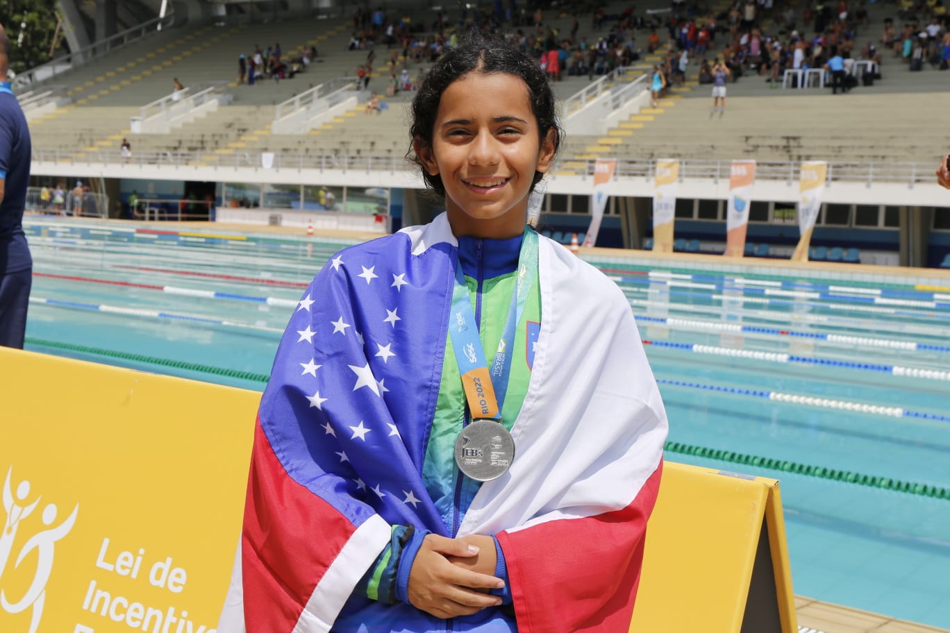 No Amazonas, menina prodígio da natação acumula mais de 60 medalhas de ouro aos 12 anos