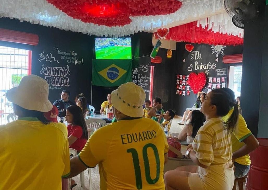 Torcedores de Garantido e Caprichoso vibram pelo Brasil em bares temáticos