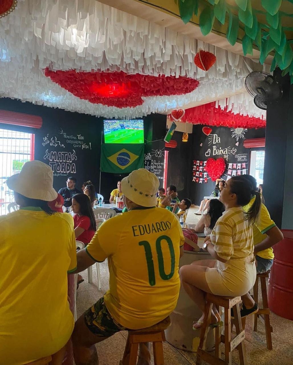 Torcedores de Garantido e Caprichoso vibram pelo Brasil em bares temáticos