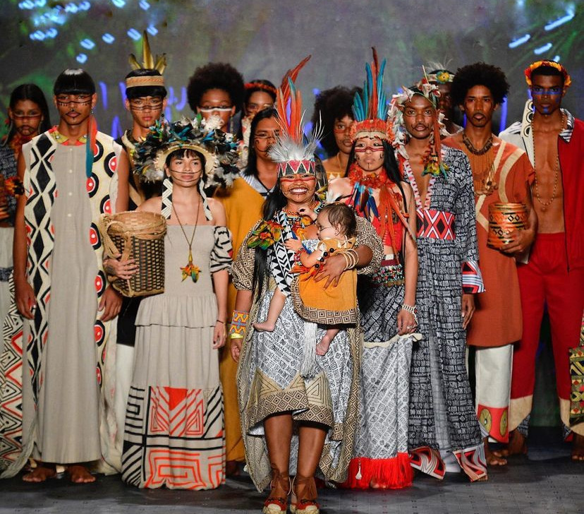 Estilista Tikuna transforma passarela em aldeia durante desfile na Brasil Eco Fashion Week em SP